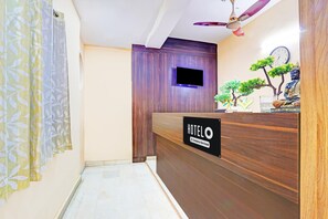 Reception - Super Deluxe Room Hotel O Karimnagar (Karīmnagar)