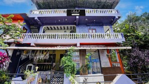 Un edificio de varios pisos con un letrero que dice 'Collection'.