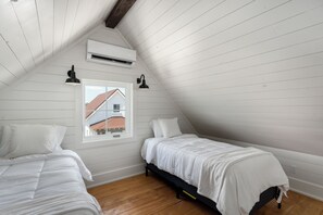 Room - Row Home - Family Cabin N (Dripping Springs)