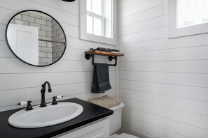 Bathroom - Row Home - Family Cabin N (Dripping Springs)