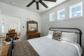 Room - Row Home - Family Cabin N (Dripping Springs)