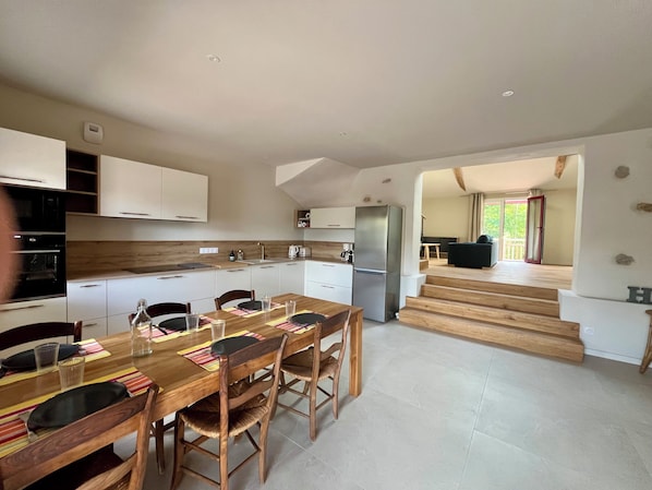 Private kitchen - Luxury home with spacious rooms (Pouillon)