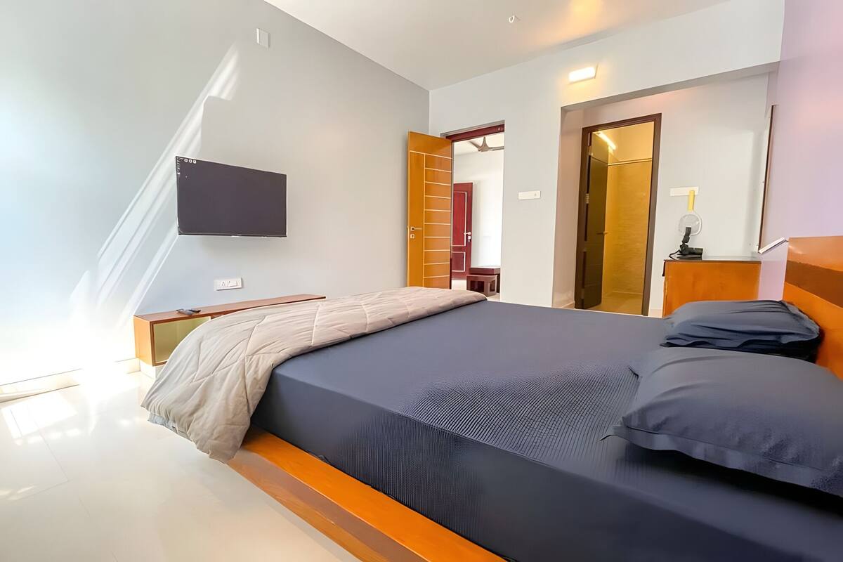 Basic Double Room, Hill View | Meja, ruang kerja komputer riba, Wi-fi percuma 