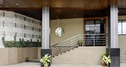 Deluxe Ghodbunder Rd Sanwith Residency
