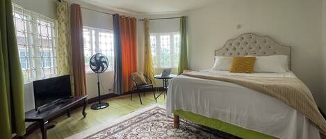 1 habitación, tabla de planchar con plancha, wifi y ropa de cama