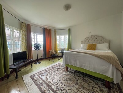 Bright Bay Garden Suite/Wi-fi/ 15 mins beach/ 20 min airport