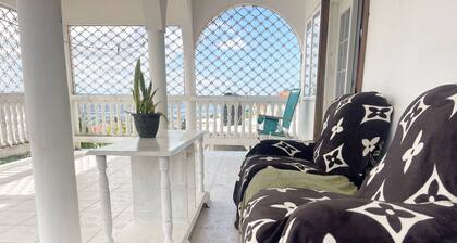 Bright Bay Garden Suite/Wi-fi/ 15 mins beach/ 20 min airport