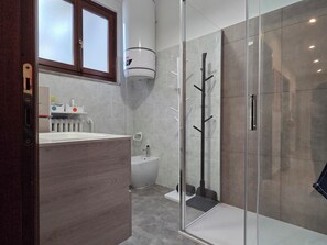 Een douche, een haardroger, een bidet, handdoeken