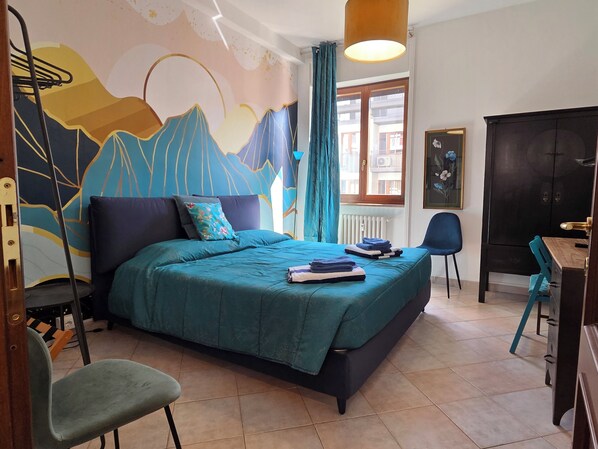 2 slaapkamers, een bureau, een strijkplank/strijkijzer, gratis wifi