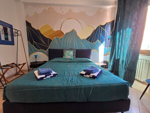 2 slaapkamers, een bureau, een strijkplank/strijkijzer, gratis wifi
