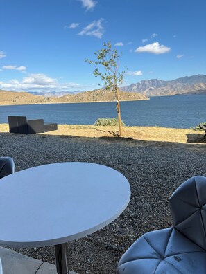 Outdoor dining - Lakeside retreat spectacular Lake and Mountain View’s 12 guest (Wofford Heights)