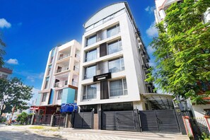 Un edificio a più piani con un cartello che riporta la scritta 'TOWNHOUSE'.