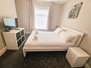 4 bedrooms, iron/ironing board, WiFi, bed sheets