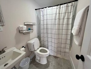 Bathroom - The Cozy Nook at The Washington Inn (Fries)