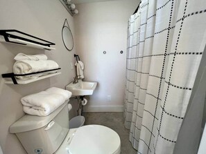 Bathroom - Brookside Bliss at The Washington Inn (Fries)