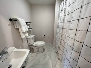 Bathroom - Fiddler's Roost At The Washington Inn (Fries)