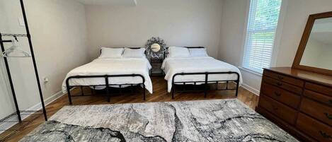Tabla de planchar con plancha, wifi y ropa de cama