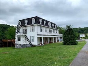 Exterior - Fiddler's Roost At The Washington Inn (Fries)