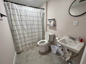 Bathroom - Canoe Cove at The Washington Inn (Fries)