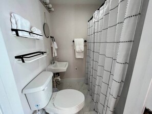 Bathroom - River's Muse at The Washington Inn (Fries)