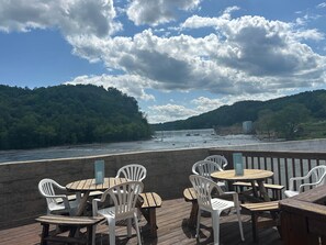 Outdoor dining - Riverside Refuge at The Washington Inn (Fries)