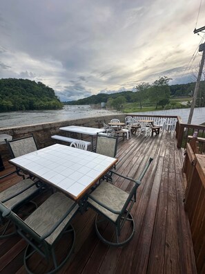 Outdoor dining - Riverside Refuge at The Washington Inn (Fries)