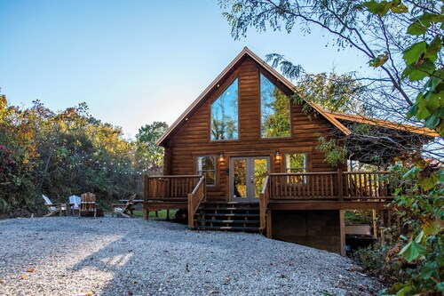 Cozy Hocking Hills Chalet ~ Hot Tub ~ Sleeps 6 ~ Near Old Man's & Ash Caves