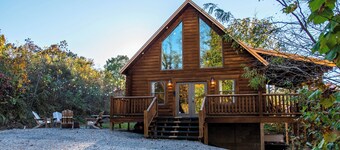 Cozy Hocking Hills Chalet ~ Hot Tub ~ Sleeps 6 ~ Near Old Man's & Ash Caves