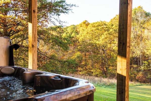 Outdoor spa tub - Cozy Hocking Hills Chalet ~ Hot Tub ~ Sleeps 6 ~ Near Old Man's & Ash Caves (South Bloomingville)