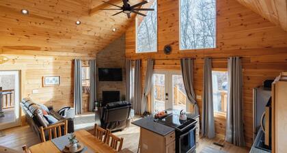 Cozy Hocking Hills Chalet ~ Hot Tub ~ Sleeps 6 ~ Near Old Man's & Ash Caves