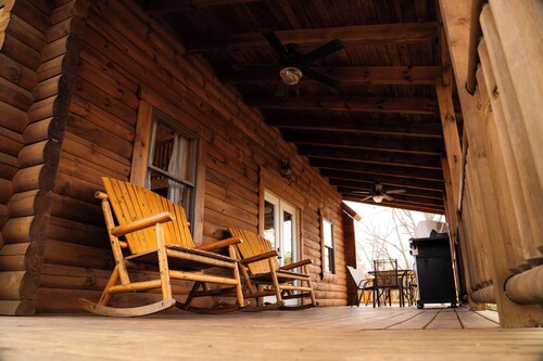 Cozy Hocking Hills Chalet ~ Hot Tub ~ Sleeps 6 ~ Near Old Man's & Ash Caves