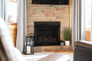 Interior - Cozy Hocking Hills Chalet ~ Hot Tub ~ Sleeps 6 ~ Near Old Man's & Ash Caves (South Bloomingville)