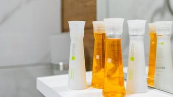 Varias botellas de champú en un estante blanco.