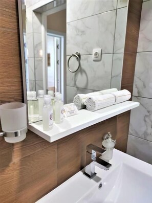 Douche, sèche-cheveux, chaussons, serviettes fournies
