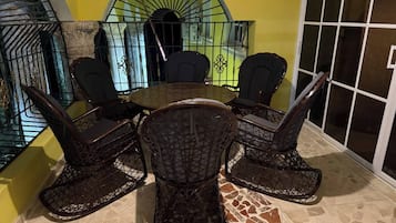 Apartemen, 3 kamar tidur, Boleh Merokok, patio | Ruang keluarga