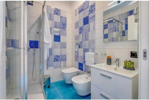 Kolmen hengen deluxe-huone, merinäköala | Kylpyhuone | Suihku, ilmaiset hygieniatuotteet, hiustenkuivaaja, bidee