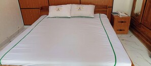 Habitación doble superior, vistas a la montaña | Escritorio y espacio para trabajar con un portátil
