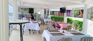 Khu ẩm thực ngoài trời