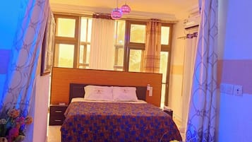 Comfort Suite, Mountain View | Desk, laptop workspace, iron/ironing board, free WiFi