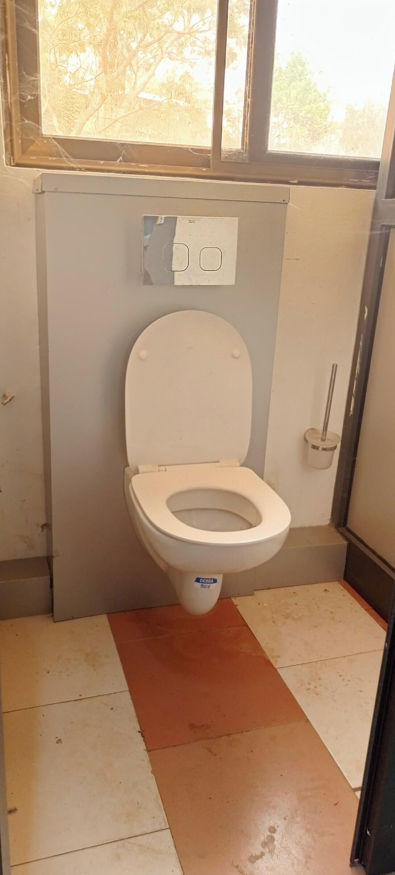 Duschwanne, Handtücher, Seife, Toilettenpapier