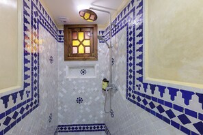 Standard Double or Twin Room | Bathroom