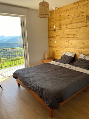 Room - Villa Morgon 160m² in 2 apartments, swimming pool, sauna, 5 bedrooms, sublime lake view (Prunières)
