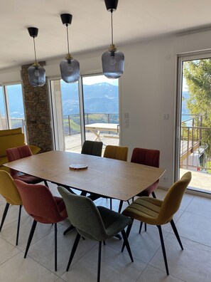 Dining - Villa Morgon 160m² in 2 apartments, swimming pool, sauna, 5 bedrooms, sublime lake view (Prunières)