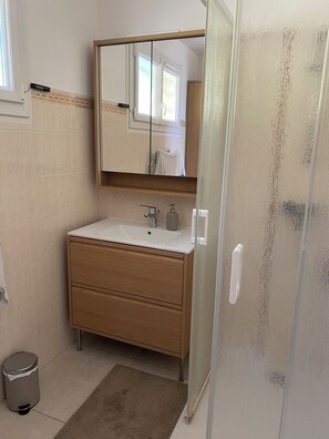 Bathroom - Villa Morgon 160m² in 2 apartments, swimming pool, sauna, 5 bedrooms, sublime lake view (Prunières)