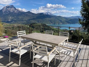 Outdoor dining - Villa Morgon 160m² in 2 apartments, swimming pool, sauna, 5 bedrooms, sublime lake view (Prunières)