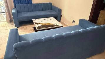 Apartment, 3 Bedrooms, Smoking, Patio | Living room