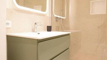 Shower, bidet, towels
