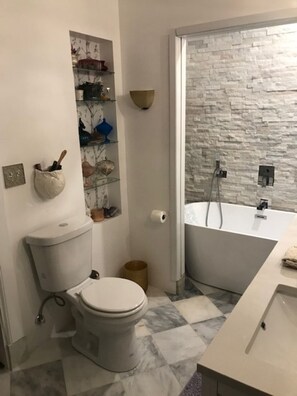 Bubbelbadkar, hårtork, handdukar och tvål