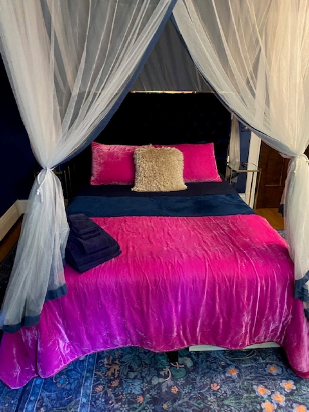 6 bedrooms, iron/ironing board, WiFi, bed sheets