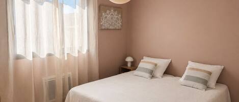 3 bedrooms, iron/ironing board, travel cot, Internet
